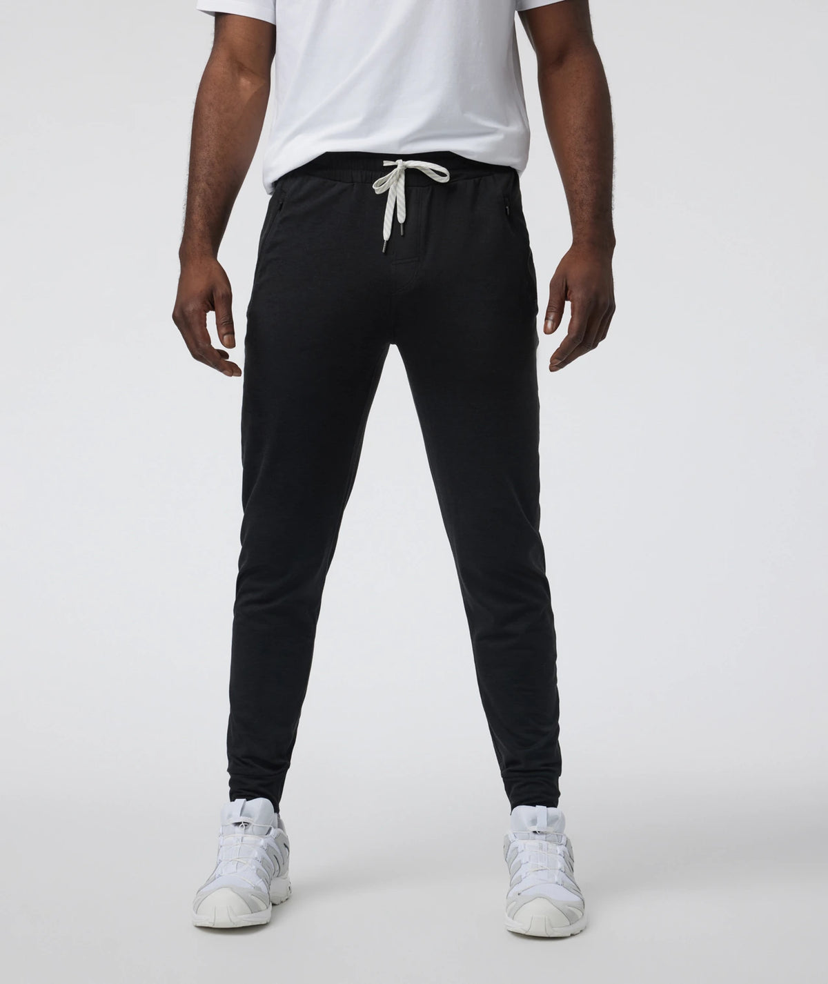 Vuori Ponto Performance Jogger 28" Men’s in Black Heather – on model