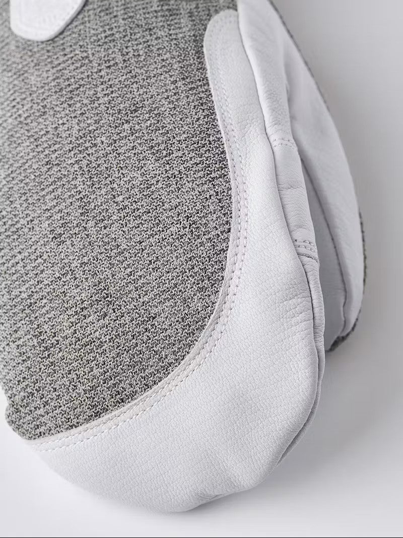 Hestra Women’s Patrol Gauntlet Mitt – Light Grey, detail of the palm