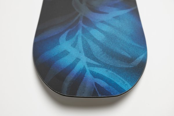 Nitro Lectra Leaf Cam-Out Snowboard - Women's 2025 | Making skill improvement a breeze.