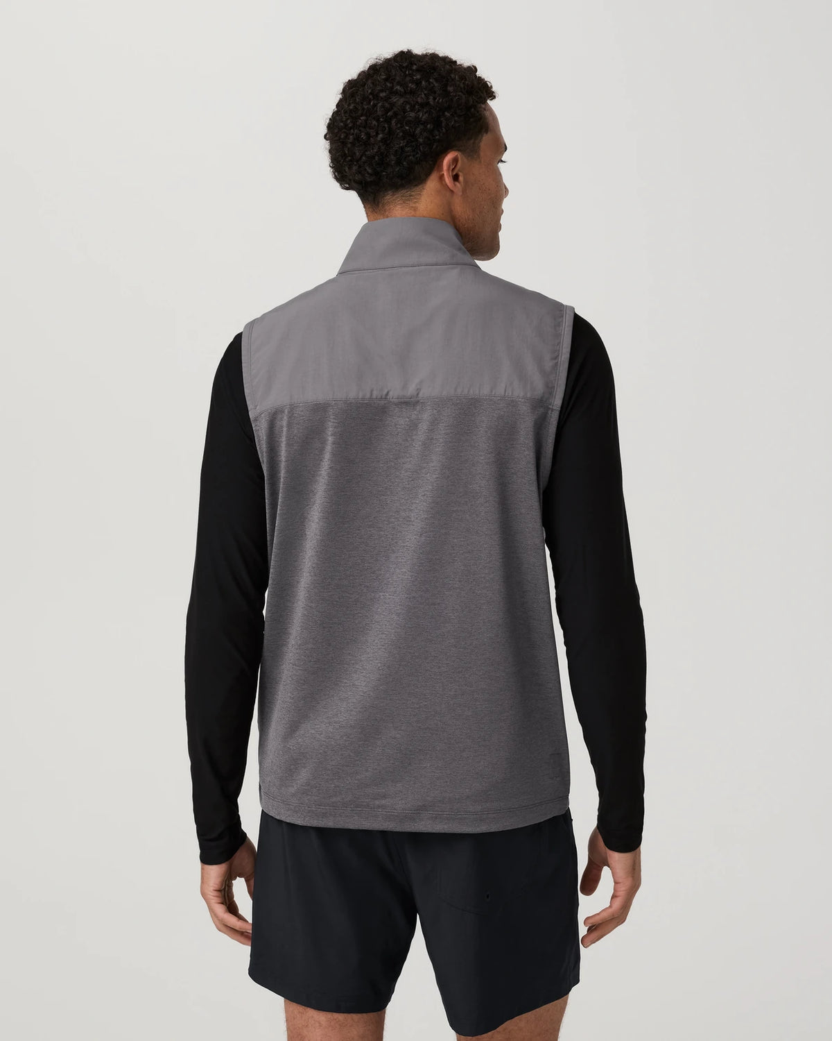 Vuori Sunday Element Vest Men’s in Gull Grey Heather – on model