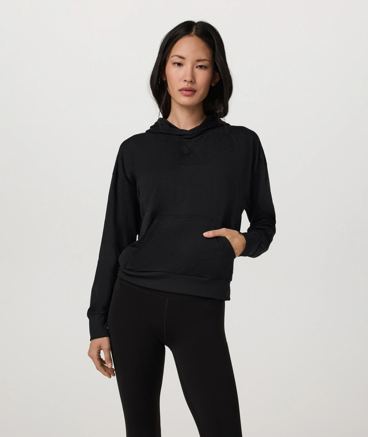 Vuori Halo Modern Pullover Hoodie Women’s in Black Heather – on model