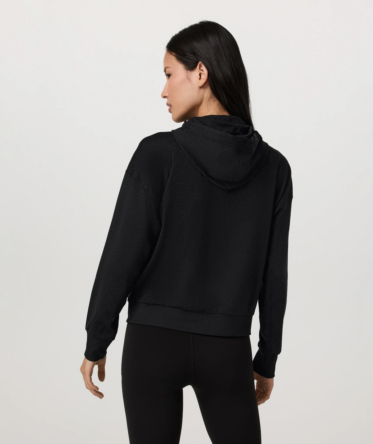 Vuori Halo Modern Pullover Hoodie Women’s in Black Heather – on model