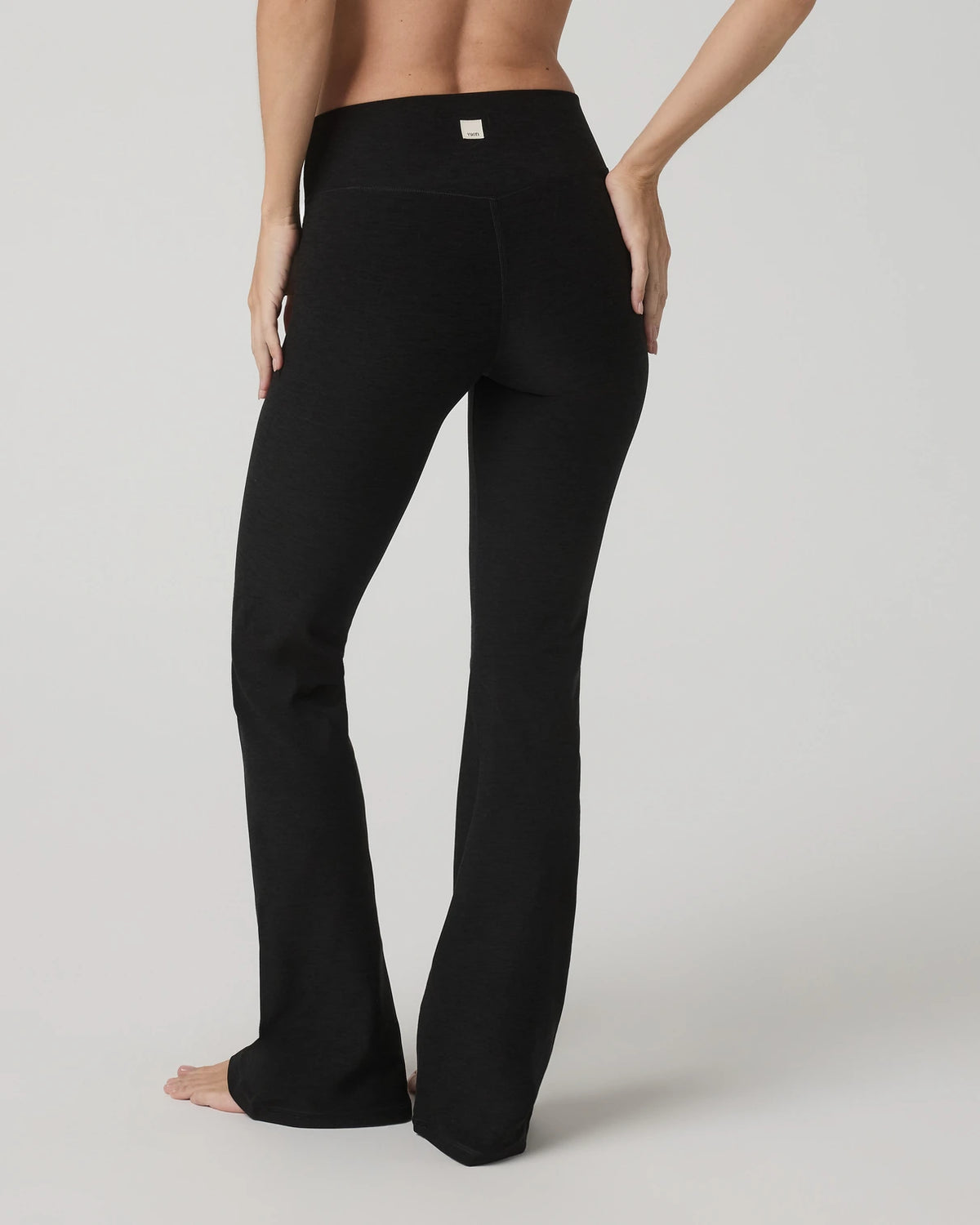 Vuori Elevation Rhythm Flare Women’s in Black Heather – on model
